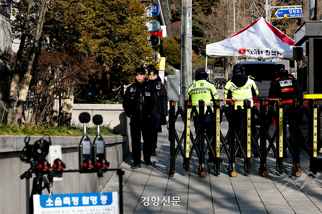 윤석열 전 대통령의 내란우두머리 결심공판이 열린 9일 서울중앙지방법원에서 경찰이 경계 근무를 서고 있다. 문재원 기자