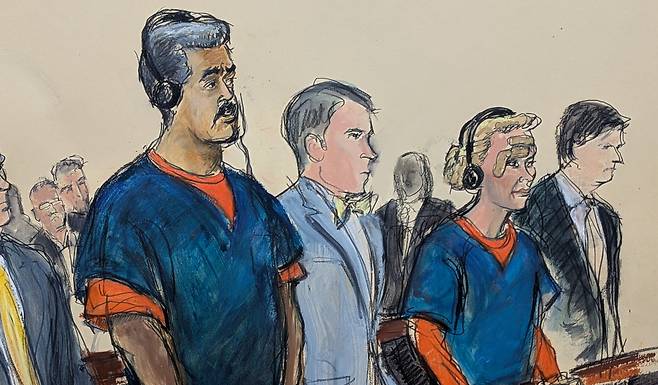 In this courtroom sketch, Venezuelan President Nicolas Maduro, left, and his wife, Cilia Flores, second from right, appear in Manhattan federal court with their defense attorneys Mark Donnelly, second from left, and Andres Sanchez on Jan. 5 in New York. [AP/YONHAP]