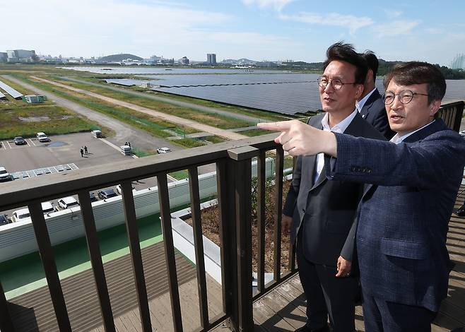 Kim Min-seok, prime minister, tours a land-based solar power complex during a visit to the Saemangeum development site in Gunsan, North Jeolla Province, on Sept. 3, 2025. [YONHAP]