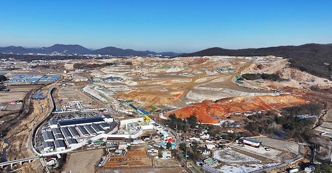 A view on Jan. 15, 2024, of construction underway at the Yongin Semiconductor Cluster site in Yongin, Gyeonggi Province. The government is stepping up support for the creation of a semiconductor mega cluster across southern Gyeonggi, with private companies including Samsung Electronics and SK hynix set to invest a combined 622 trillion won ($428.7 billion) by 2047. [YONHAP]