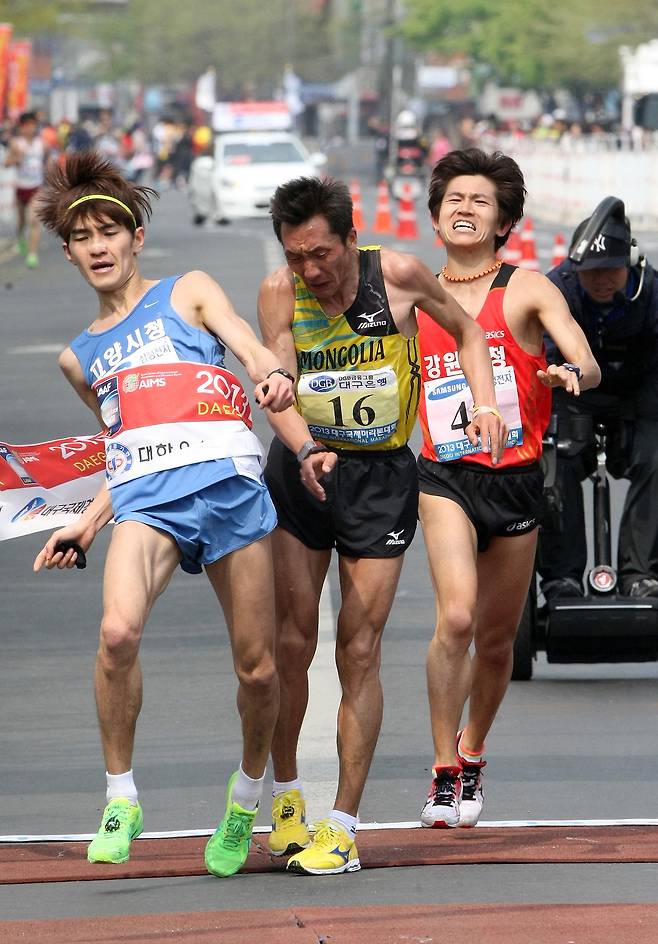 Runners are clashing together at the finishing line of the 2013 Daegu International Marathon on April 14. [JOONGANG ILBO]