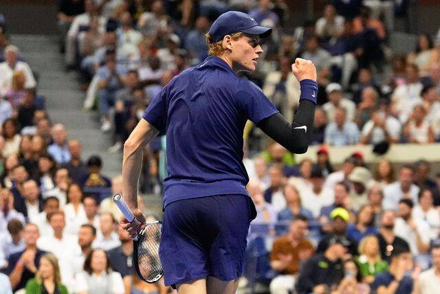 남자 테니스계를 양분하고 있는 얀니크 신네르(위쪽)와 카를로스 알카라스가 10일 인천 인스파이어 아레나에서 이벤트 경기를 벌인다. AP뉴시스