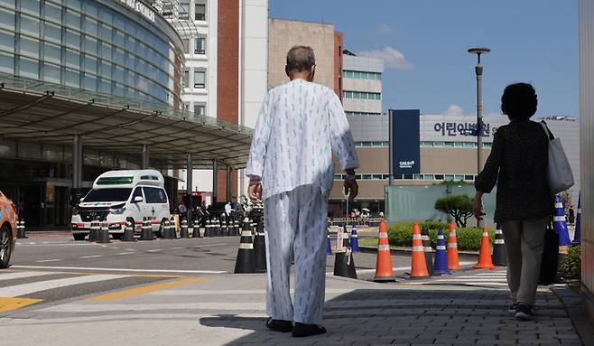 서울의 한 병원에 환자가 병원 내에서 걷고 있다. [이승환기자]