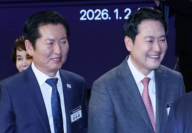 정청래 더불어민주당 대표와 장동혁 국민의힘 대표가 지난 2일 서울 중구 대한상공회의소에서 열린 2026 경제계 신년인사회를 마친 뒤 행사장을 나서고 있다.  [사진공동취재단]