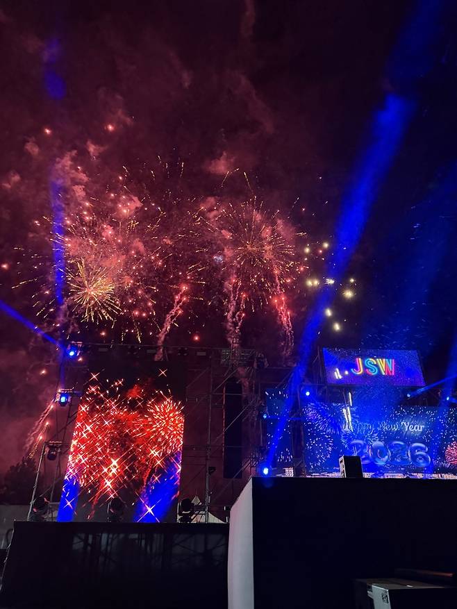 카운트다운 이후 불꽃이 터지는 모습 / 사진=권효정 여행+ 기자