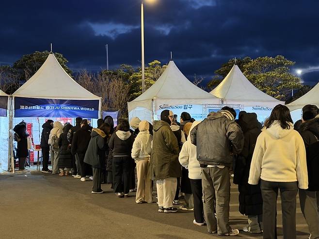 브랜드 체험존에 모인 사람들 / 사진=권효정 여행+ 기자