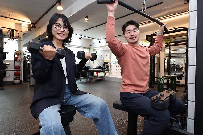 '100세 근력'의 저자 이금호 트레이너(오른쪽)와 운동 모델로 참여한 45만 인플루언서 '옥동핏'(@okdong_fit)의 김선옥 씨(58). 한주형 기자