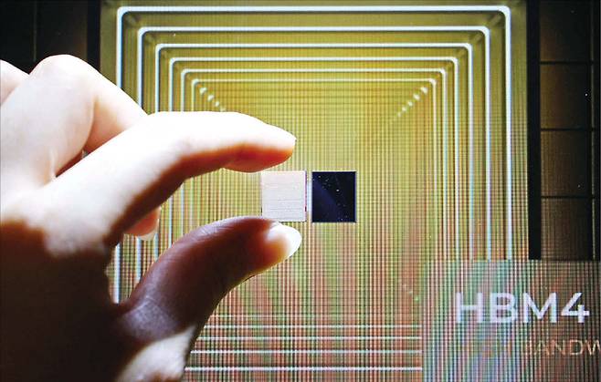 ‘반도체대전(SEDEX) 2025’에 마련된 SK하이닉스 부스에 6세대 고대역폭메모리인 HBM4 실물이 전시돼 있다. (연합뉴스)