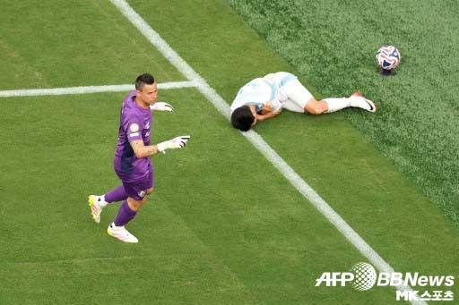 엄원상(사진 오른쪽)이 고통스러워 하고 있다. 사진(美 이스트 러더포드)=ⓒAFPBBNews = News1