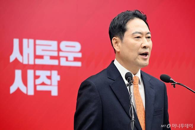 (서울=뉴스1) 이승배 기자 = 장동혁 국민의힘 대표가 7일 서울 여의도 중앙당사에서 열린 긴급기자회견에서 당 쇄신안 등을 발표하고 있다. (공동취재) 2026.1.7/뉴스1  Copyright (C) 뉴스1. All rights reserved. 무단 전재 및 재배포,  AI학습 이용 금지. /사진=(서울=뉴스1) 이승배 기자