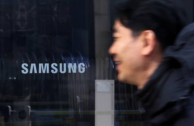 [서울=뉴시스] 최진석 기자 = 삼성전자가 창사 이래 처음으로 분기 영업이익 20조원을 돌파한 것으로 발표한 8일 서울 서초구 삼성전자 사옥에 삼성로고가 보이고 있다.   삼성전자는 이날 연결기준 지난해 4분기 잠정 실적으로 매출 93조원, 영업이익 20조원을 발표했다. 매출은 전년 4분기(75조7900억원) 대비 22.71% 늘었고, 영업이익은 같은 기간 6조4900억원에서 208.17% 증가했다. 모두 역대 최고치인 매출(지난해 3분기 86조600억원), 영업이익(2018년 3분기 17조5700억원)을 웃도는 수준이다. 2026.01.08. myjs@newsis.com /사진=최진석