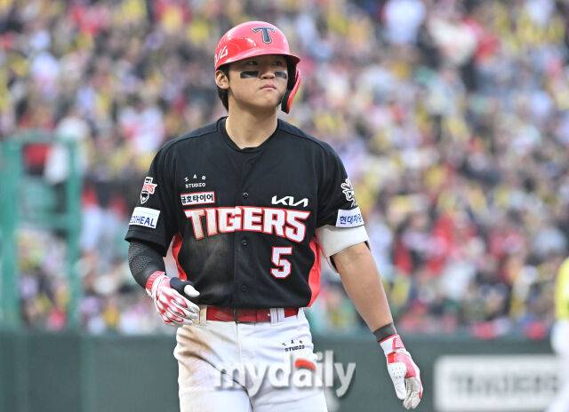 10일 오후 인천광역시 문학동 SSG랜더스필드에서 진행된 '2025 프로야구 KBO리그' SSG랜더스와 KIA타이거즈의 경기. 기아 김도영이 6회초 2사에서 대형 타구를 친 뒤 심판을 바라보고 있다./마이데일리