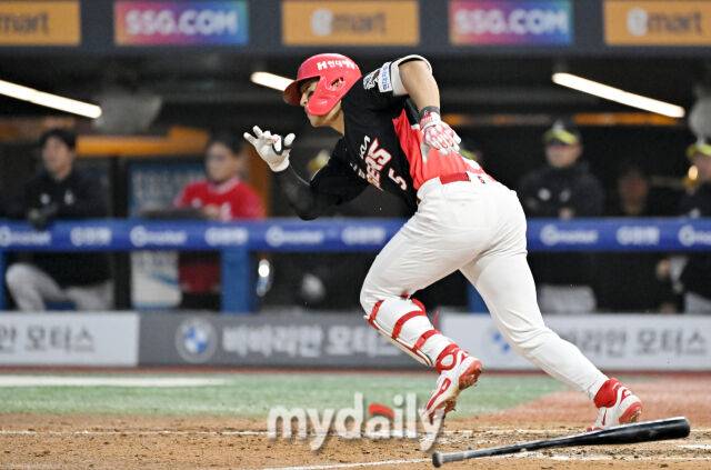 10일 오후 인천광역시 문학동 SSG랜더스필드에서 진행된 '2025 프로야구 KBO리그' SSG랜더스와 KIA타이거즈의 경기. 기아 김도영이 8회초 1사 만루서 1타점 내야 땅볼을 치고 있다. 3루수 실책으로 주자 모두 세이프./마이데일리