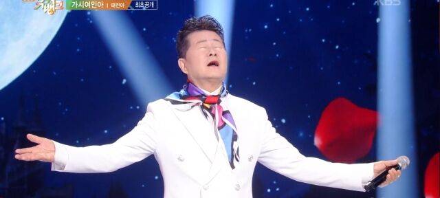 가수 태진아가 신곡 '가시여인아' 무대를 꾸리고 있다. / KBS 2TV '뮤직뱅크'