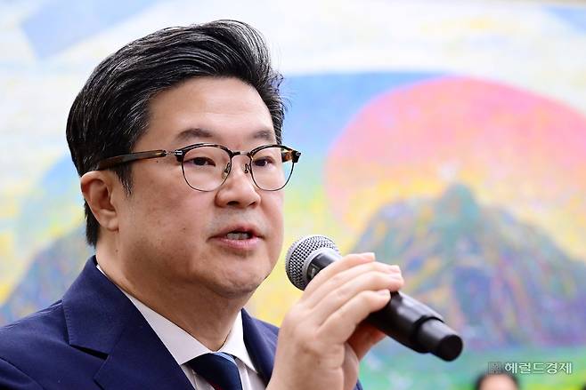 김병주 MBK파트너스 회장이 지난해 10월 14일 서울 여의도 국회에서 열린 정무위원회의 공정거래위원회 등에 대한 국정감사에 증인으로 출석해 의원들의 질문에 답변하고 있다.  이상섭 기자