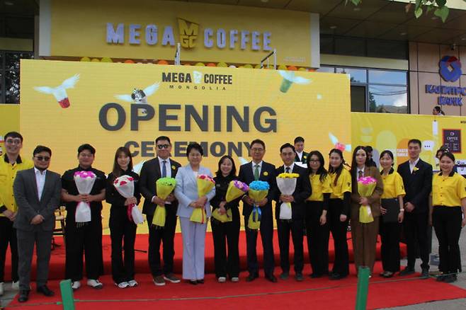 [서울=뉴시스] 메가MGC커피(메가커피)는 30일 몽골 울란바토르 시내에 몽골 1호점을 오픈했다고 밝혔다. 몽골1호점은 울란바토르 시내중심부에 위치한 몽골 파트너 '아시아파마'의 본사 사옥 1층에 100㎡ 규모로 마련됐다. (사진=메가MGC커피 제공) 2024.05.30. photo@newsis.com *재판매 및 DB 금지