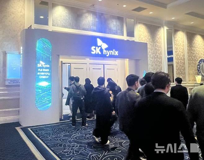 [라스베이거스=뉴시스]이현주 기자 = CES 2026이 열리고 있는 미국 라스베이거스 베네시안 엑스포에 마련된 SK하이닉스 전시관 앞. 2026.01.09. lovelypsyche@newsis.com