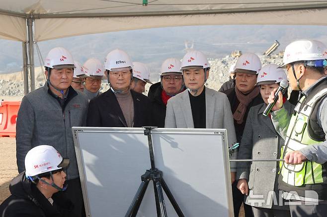 [용인=뉴시스] 김종택 기자 = 장동혁 국민의힘 대표가 9일 경기도 용인시 용인반도체클러스터 일반산업단지 공사현장을 둘러보고 있다. (공동취재) 2026.01.09. photo@newsis.com