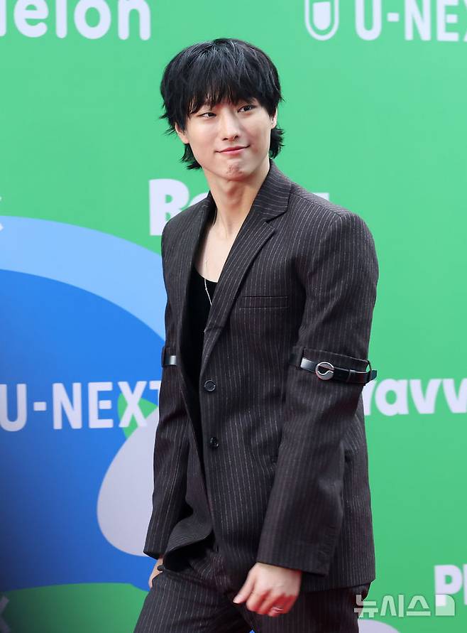 [서울=뉴시스] 김혜진 기자 = 가수 우즈가 20일 오후 서울 구로구 고척스카이돔에서 열린 2025 멜론뮤직어워드(MMA2025) 레드카펫을 밟고 있다. 멜론뮤직어워드는 지드래곤(G-DRAGON), 박재범, 10CM, 지코, EXO, 우즈(WOODZ), 제니, 에스파(aespa), 아이브(IVE), 한로로, 보이넥스트도어(BOYNEXTDOOR), 라이즈(RIIZE), 플레이브(PLAVE), NCT WISH, 아일릿(ILLIT), Hearts2Hearts (하츠투하츠), KiiiKiii (키키), ALLDAY PROJECT, IDID (아이딧), 알파드라이브원(ALPHA DRIVE ONE) 등이 출연한다. 2025.12.20. jini@newsis.com