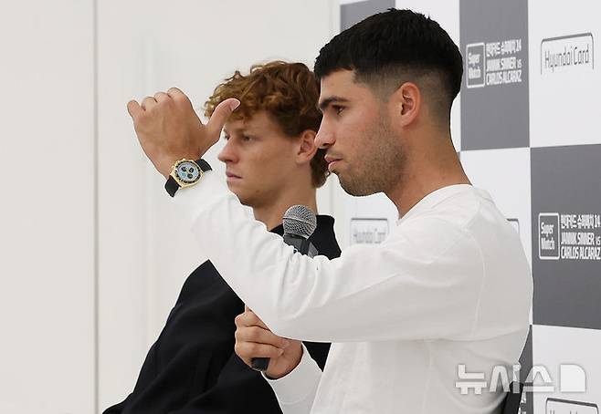 [서울=뉴시스] 이영환 기자 = 남자 테니스 세계랭킹 1위 카를로스 알카라스(스페인)가 9일 오후 서울 영등포구 현대카드에서 열린 슈퍼매치 14 사전 기자회견에 참석해 취재진의 질문에 답하고 있다. 왼쪽은 세계랭킹 2위 얀니크 신네르(이탈리아).  2026.01.09. 20hwan@newsis.com