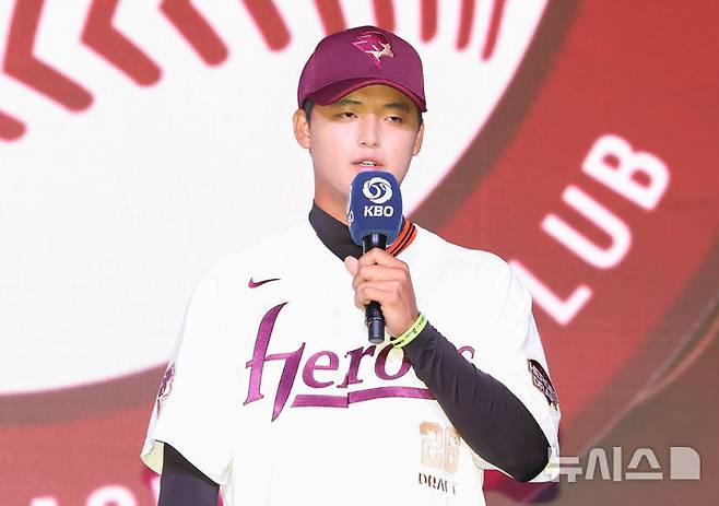 [서울=뉴시스] 황준선 기자 = 17일 오후 서울 송파구 롯데호텔월드에서 열린 2026 KBO 신인 드래프트에서 키움 히어로즈 1라운드 지명된 북일고 박준현이 소감을 밝히고 있다. 2025.09.17. hwang@newsis.com