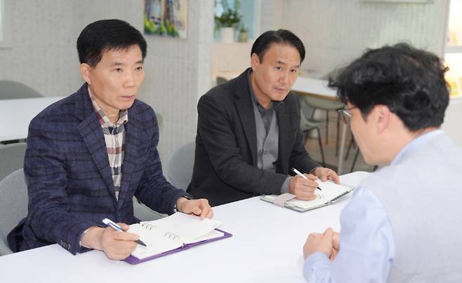 박도신 갈등조정관(왼쪽)과 김원규 전문관이 수원시 공무원과 대화를 나누고 있다. 수원시 제공