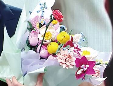 지난해 12월29일 한 방송사 방송연예대상 시상식에서 수상자가 장난감 꽃다발을 들고 있다. 유튜브 영상 캡처