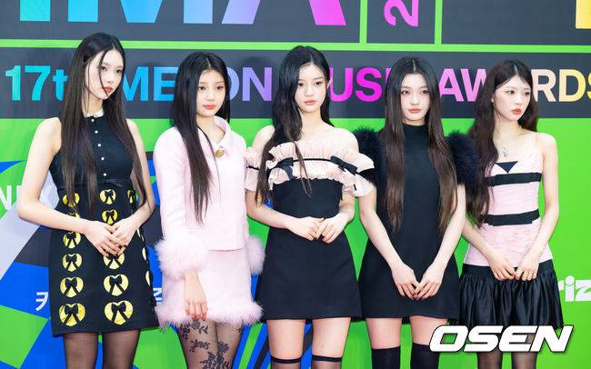 [OSEN=박준형 기자] 2025 멜론뮤직어워드(MMA2025)가 20일 오후 서울 고척스카이돔에서 진행됐다. 이날 행사에는 지드래곤(G-DRAGON), 박재범, 10CM, 지코, 엑소(EXO), 우즈(WOODZ), 제니(JENNIE), 에스파(aespa), 아이브(IVE), 한로로, 보이넥스트도어(BOYNEXTDOOR), 라이즈(RIIZE), 플레이 브(PLAVE), 엔시티 위시(NCT WISH), 아일릿(ILLIT), 하츠투하츠(Hearts2Hearts), 키키(Kiki), 올데 이 프로젝트(ALLDAY PROJECT), 아이딧(IDID), 알파드라이브원(ALPHA DRIVE ONE) 등 초호화 아티스트 라인업으로 꾸려졌다. 그룹 아일릿이 포즈를 취하고 있다.   2025.12.20 / soul1014@osen.co.kr