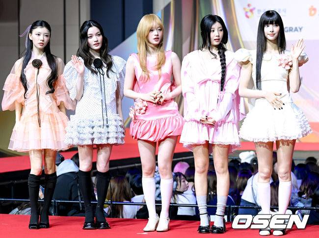 [OSEN=인천, 조은정 기자] SBS 가요대전 레드카펫 행사가 25일 오후 인천광역시 중구 운서동 인스파이어 아레나에서 열렸다.이날 SBS를 통해 생방송되는 '가요대전'에서는&nbsp;엔하이픈,&nbsp;에이티즈, 투어스,&nbsp;투모로우바이투게더, 앤팀, 보이넥스트도어, 코르티스, 넥스지, 킥플립, 동방신기 유노윤호, 스트레이 키즈, 제로베이스원, 라이즈, 엔시티 태용, 엔시티 드림, 엔시티 위시, 에스파, 아이브, 르세라핌, 있지, 엔믹스, 아일릿, 하츠투하츠, 키키, 미야오, 이즈나, 베이비몬스터, 베이비돈크라이, 올데이 프로젝트, 트레저, 더보이즈, 아이딧, 에이엠피, 아홉 등이 무대를 꾸민다.아일릿이 포즈를 취하고 있다. 2025.12.25 /cej@osen.co.kr