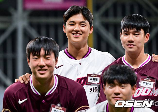 [OSEN=고척 박준형 기자] 호랑이군단이 가을야구를 향한 실낱같은 희망을 이어갔다.&nbsp;프로야구 KIA 타이거즈는 24일 서울 고척스카이돔에서 열린 2025 신한 SOL뱅크 KBO리그 키움 히어로즈와의 시즌 마지막 맞대결(16차전)에서 2-0으로 승리했다.&nbsp;8위 KIA는 2연패에서 탈출하며 ‘1’밖에 남지 않은 가을야구 탈락 확정 트래직 넘버 소멸을 막았다. 시즌 63승 4무 71패. 올해 키움전은 8승 2무 6패 우위로 마쳤다. 반면 2연패에 빠진 최하위 키움은 47승 4무 90패가 됐다.&nbsp;키움 신인 박준현이 미소 짓고 있다.  2025.09.24 / soul1014@osen.co.kr