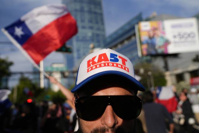 ▲지난해 12월 14일(현지시간) 칠레 산티아고에서 카스트를 지지하는 유권자들이 행진하고 있다. ⓒEPA=연합뉴스