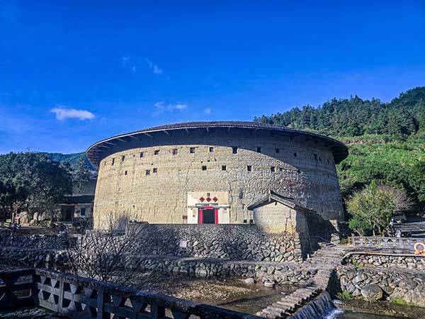 원나라 말기 1308년 지은 유창루. 5층 구조이며 지금도 주민들이 살고 있다. 젊은이들은 도시로 나가고 주로 노인들이 남아 있다.