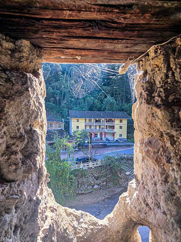 5층의 창문. 방어 목적이기에 아래층은 바깥 창문이 없으며 고층에 창문을 둔다. 활을 쏘거나 감시하는 용도이다.&nbsp;