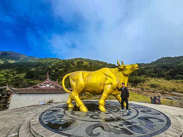 1,626m산간 마을의 금칠을 한 소. 여기서 산행이 시작된다.