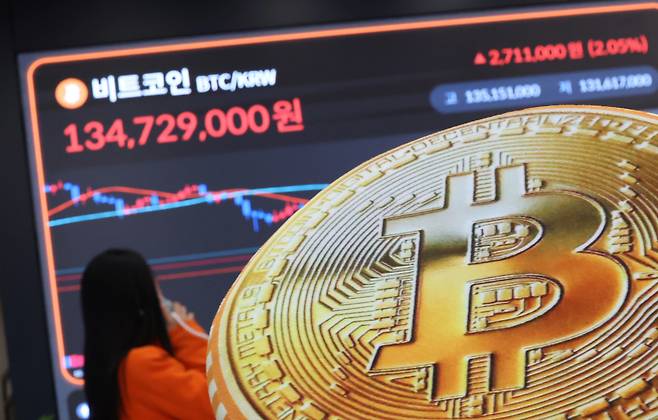 베네수엘라 사태에도 암호화폐(가상화폐)가 일제히 상승한 5일 오후 서울 서초구 빗썸라운지 강남본점 전광판에 비트코인 거래 가격이 표시되고 있다. 뉴스1