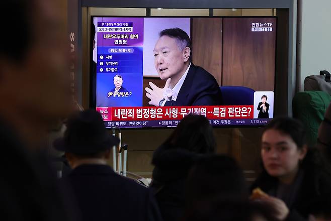 12·3 비상계엄 관련 내란 우두머리 혐의를 받는 윤석열 전 대통령이 결심공판 구형을 앞둔 9일 서울역 대합실에서 관련 뉴스가 중계되고 있다.&nbsp; &nbsp; 뉴시스