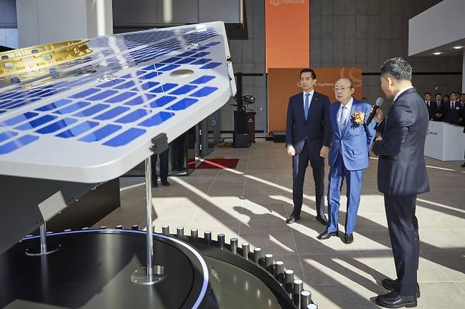 한화그룹의 김승연(가운데) 회장과 김동관 부회장이 8일 제주 서귀포시 하원동에 있는 한화시스템 제주우주센터를 방문해 세계 최고 수준의 기술력을 갖춘 해상도 15cm급 ‘VLEO UHR SAR 위성’의 실물 모형을 살펴보고 있다. 한화그룹 제공