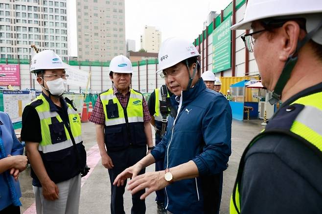 서강석(왼쪽 세 번째) 구청장이 2023년 6월 신천동 잠실 진주아파트 재건축 현장에서 관계자들과 안전 점검을 하고 있다. 송파구 제공