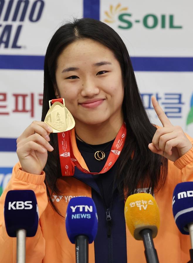 안세영 ‘내가 1등’ - 안세영 ‘내가 1등’ (영종도=연합뉴스) 임화영 기자 = 배드민턴 월드투어 파이널스에서 여자단식을 제패하고 11관왕을 달성한 안세영이 22일 인천국제공항을 통해 귀국해 포즈를 취하고 있다. 2025.12.22 hwayoung7@yna.co.kr (끝)
