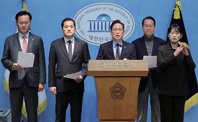 국회 기획재정위원회 소속 국민의힘 의원들이 1월5일 국회 소통관에서 이혜훈 기획예산처 장관 후보자 인사청문회와 관련한 성명 발표 기자회견을 하고 있다. 왼쪽부터 유상범, 박대출, 박수영, 권영세 의원 ⓒ연합뉴스