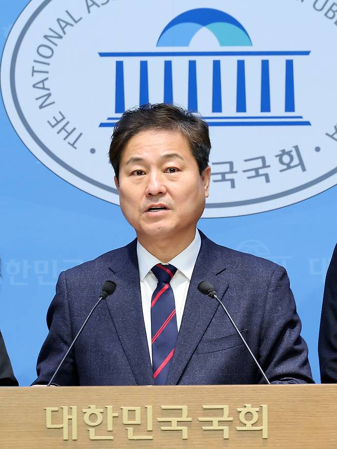 김영배 더불어민주당 의원이 지난해 12월26일 국회 소통관에서 시민단체 회원들과 함께 '한강 회복 촉구' 기자회견을 하고 있다. ⓒ 연합뉴스