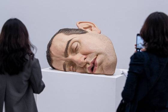 지난해 국립현대미술관에서 열린 론 뮤익 전시 전경. 대형 조각 앞에서 관람객들이 작품을 감상하고 있다. 사진제공｜국립현대미술관