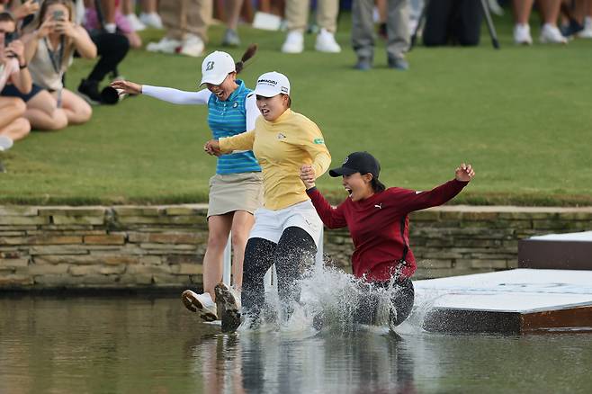 지난해 LPGA 투어 시즌 첫 메이저 대회 셰브론 챔피언십에서 우승한 사이고 마오(가운데)가 ‘연못 세리머니’를 하고 있다. 게티이미지코리아