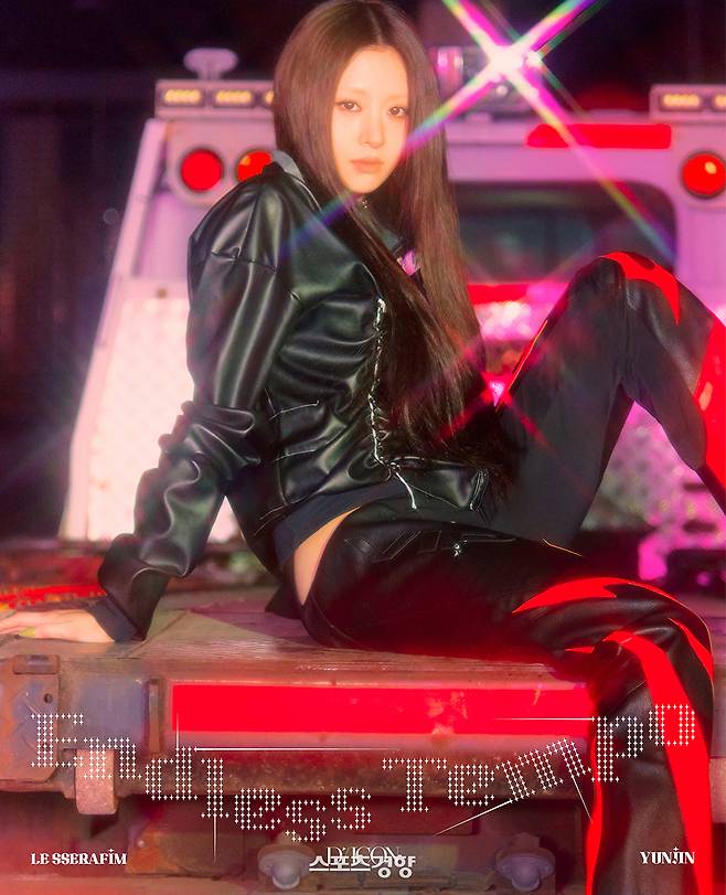 화보 촬영을 하고 있는 그룹 르세라핌. 디아이콘 제공