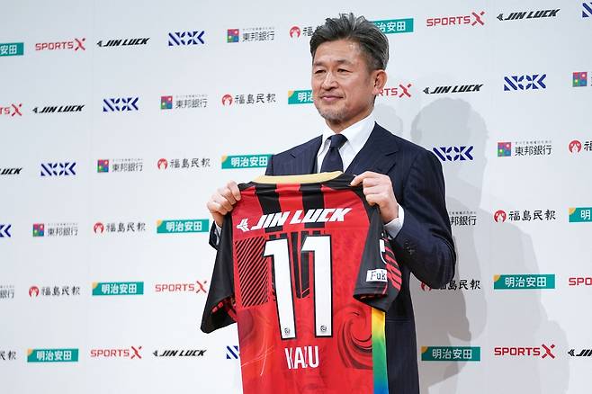 미우라가 9일 후쿠시마 입단 기자회견에서 등번호 11번의 유니폼을 들어보이고 있다. AFP연합뉴스