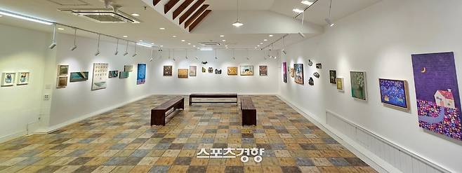 구채연·송선희·조수정·이완숙 작가, 4인 초대전이 열린 깊은산속옹달샘에 위치한 옹달샘미술관 내부.