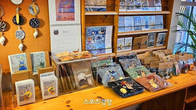 옹달샘미술관 내부에 구채연·송선희·조수정 작가 아트 상품들이 전시되어 있다.