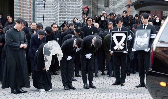 9일 서울 중구 명동성당에서 지난 5일 별세한 국민배우 故 안성기의 장례미사가 엄수되고 있다./2026.01.09 /사진=김휘선 hwijpg@