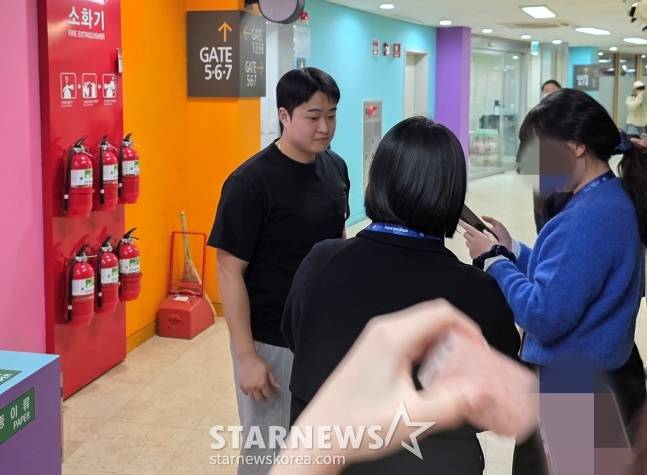 키움 김재웅이 8일 서울 장충체육관에서 열린 우리카드-대한항공전에서 팬들의 사인·사진 요청에 응하고 있다. /사진=김동윤 기자