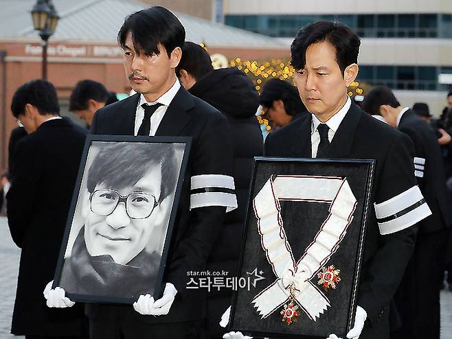 고 안성기의 영정과 훈장을 들고 이동하는 정우성, 이정재. 사진|유용석 기자
